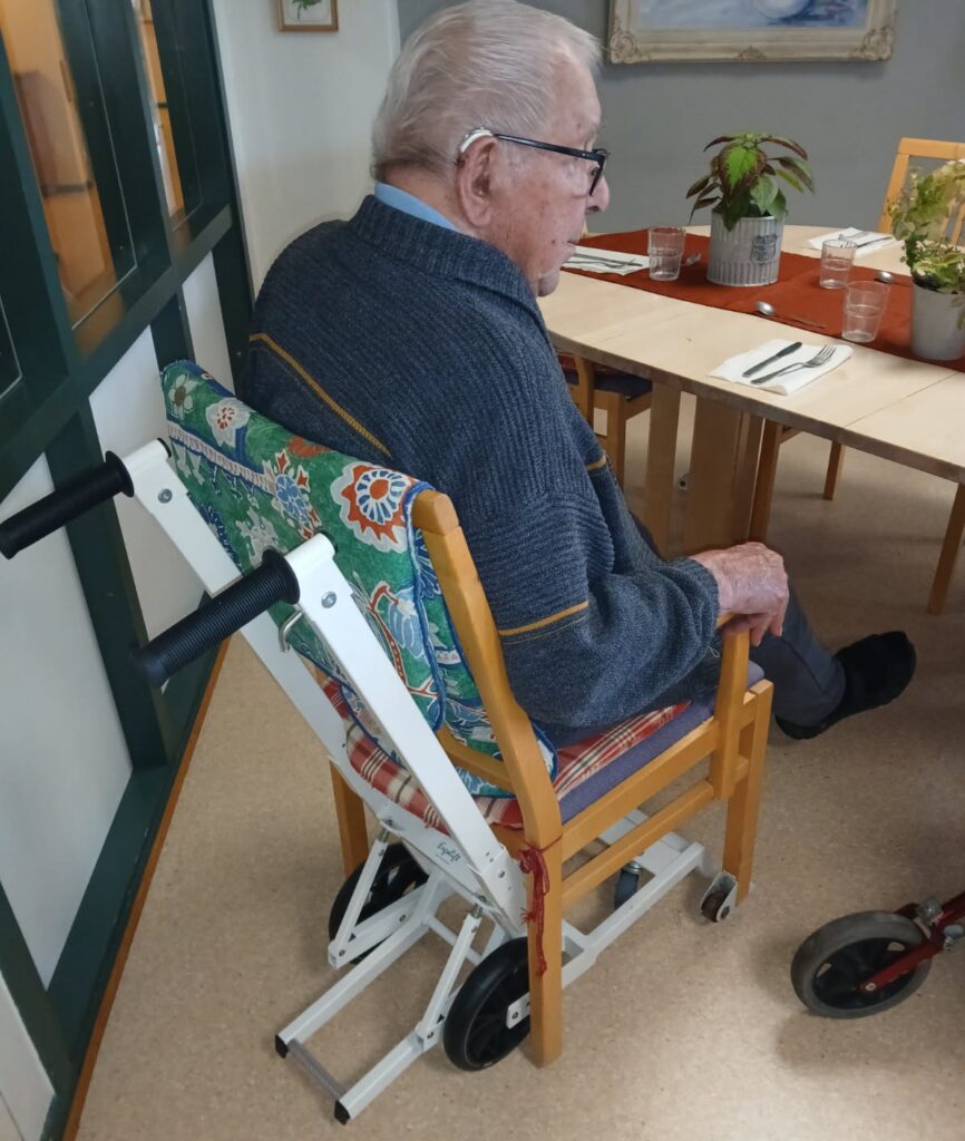 Både personal och boende är mycket nöjda över att man slipper slita på så väl golv som stolar och ryggar. En underbar liten manick